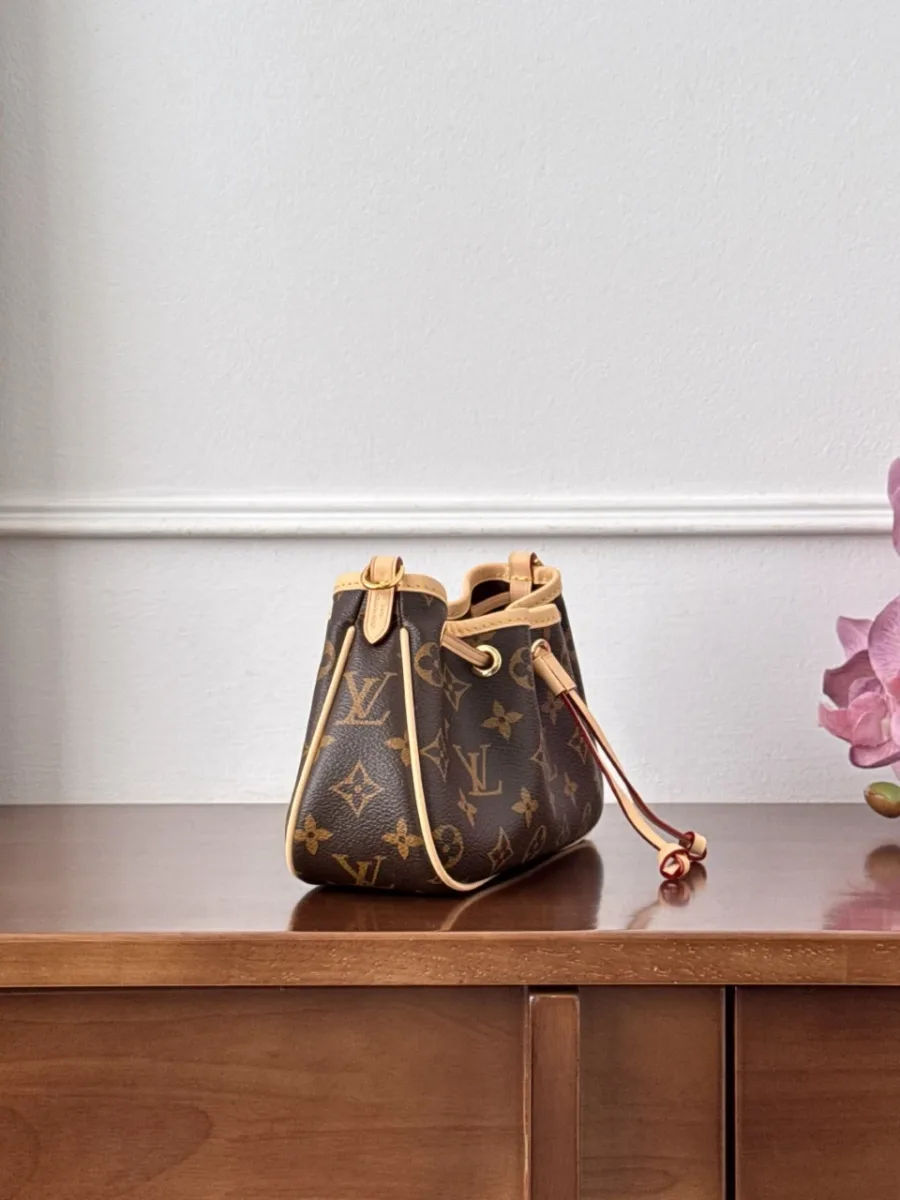 Коричневая сумка Louis Vuitton Nano Frivole, вид сбоку