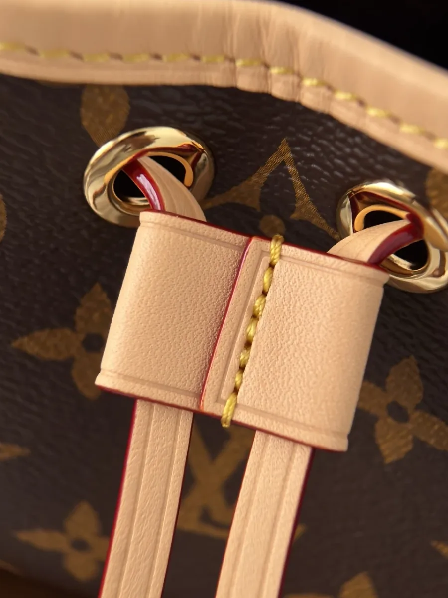 Крупный план кожаного шнурка-затяжки на сумке Louis Vuitton