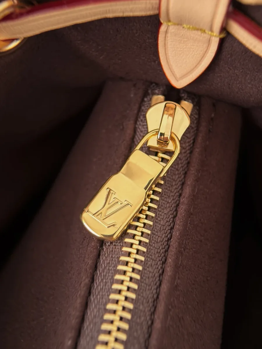 Внутреннее отделение сумки Louis Vuitton с карманом на молнии