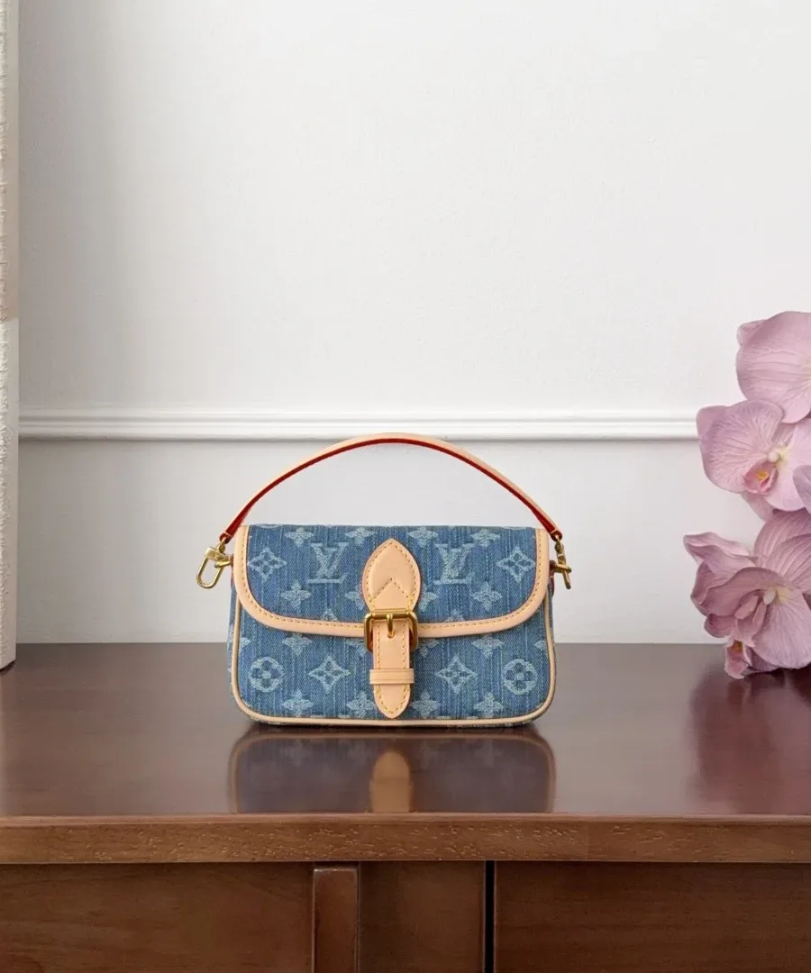 Голубая джинсовая сумка Louis Vuitton Nano Diane, вид спереди