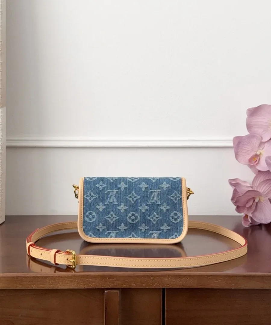 Голубая джинсовая сумка Louis Vuitton Nano Diane, вид сзади с плечевым ремнем