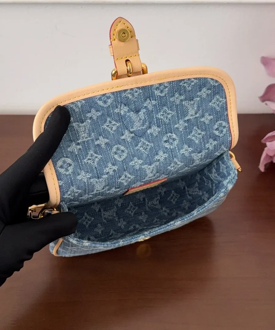 Открытая джинсовая сумка Louis Vuitton Nano Diane, вид сверху