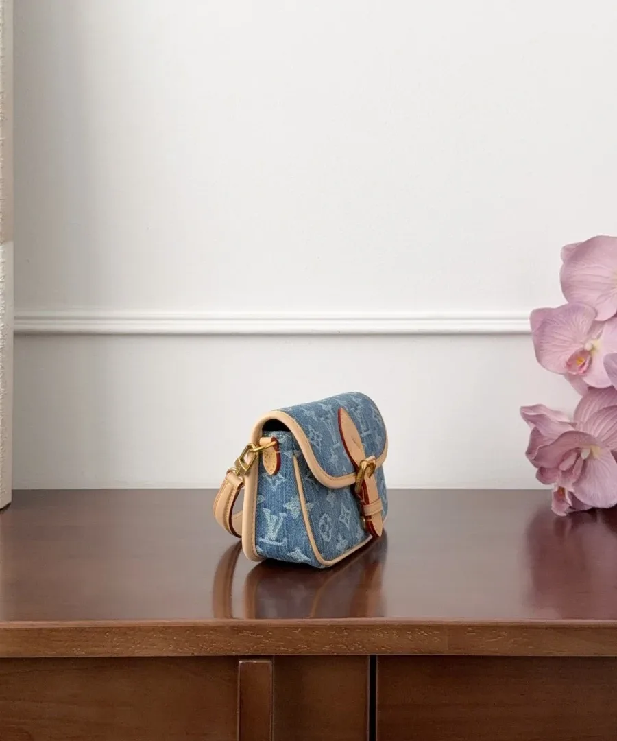 Голубая джинсовая сумка Louis Vuitton Nano Diane, вид сбоку