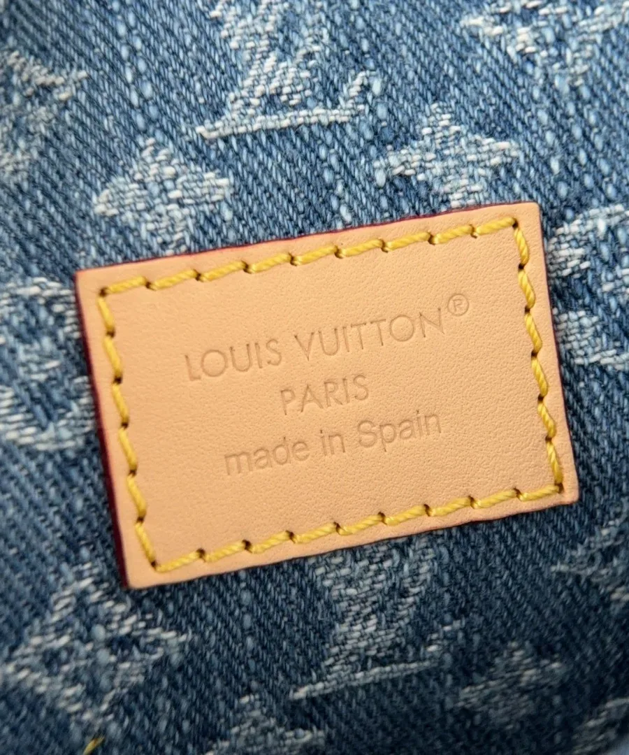 Кожаная нашивка с тиснением Louis Vuitton Paris внутри сумки