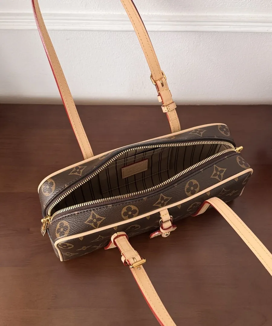 Открытая сумка Louis Vuitton Hang On, вид сверху на внутреннее отделение