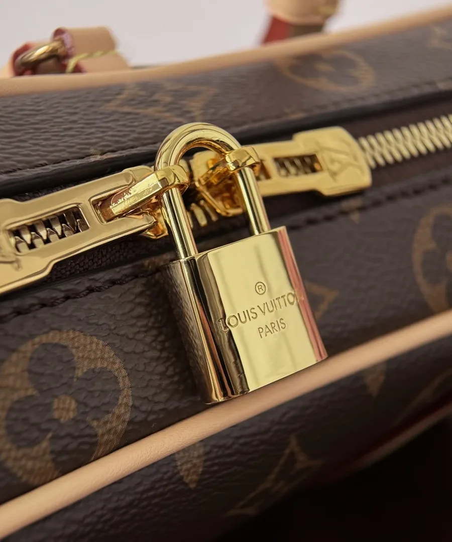 Золотистый навесной замок с гравировкой Louis Vuitton на молнии
