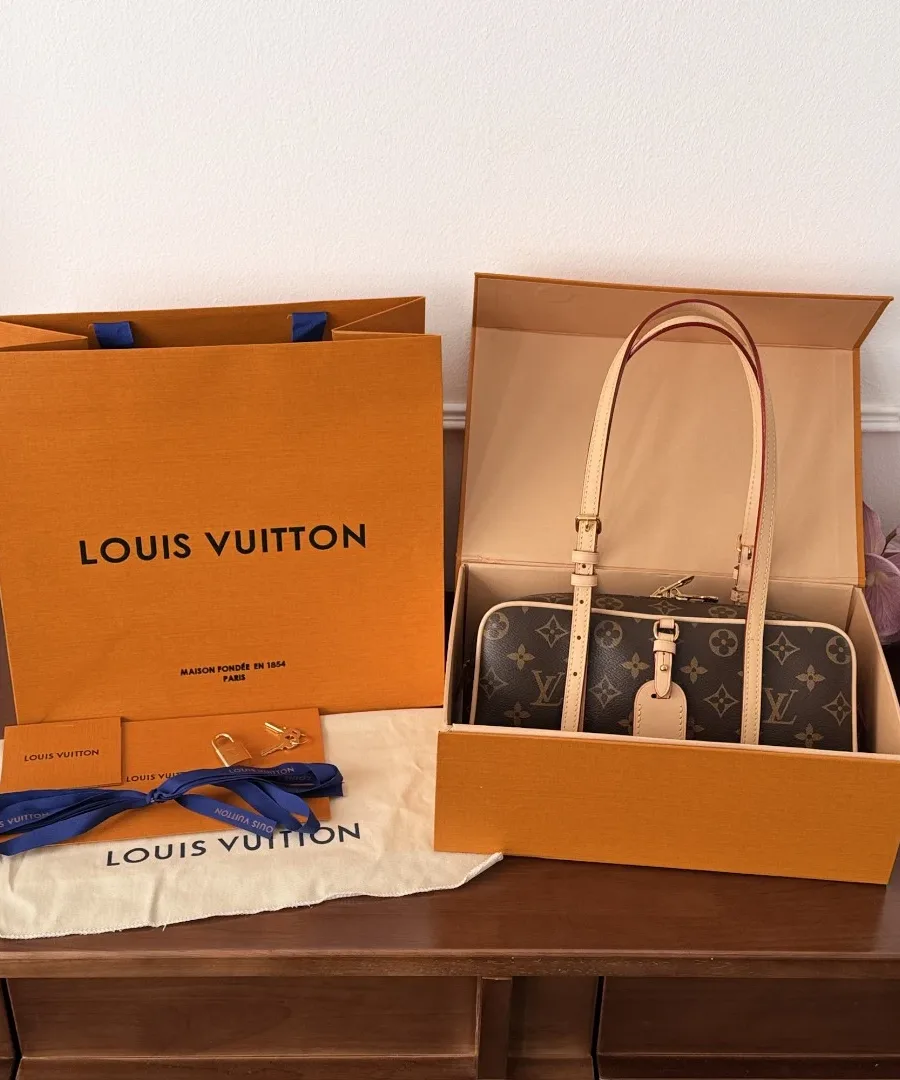 Сумка Louis Vuitton Hang On в фирменной коробке с пыльником и пакетом