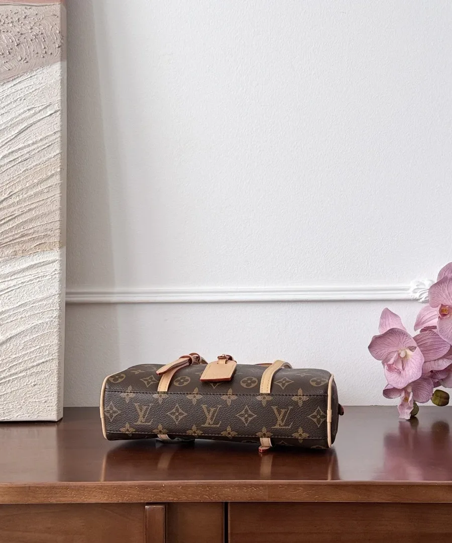 Коричневая сумка на плечо Louis Vuitton Hang On Monogram, вид снизу