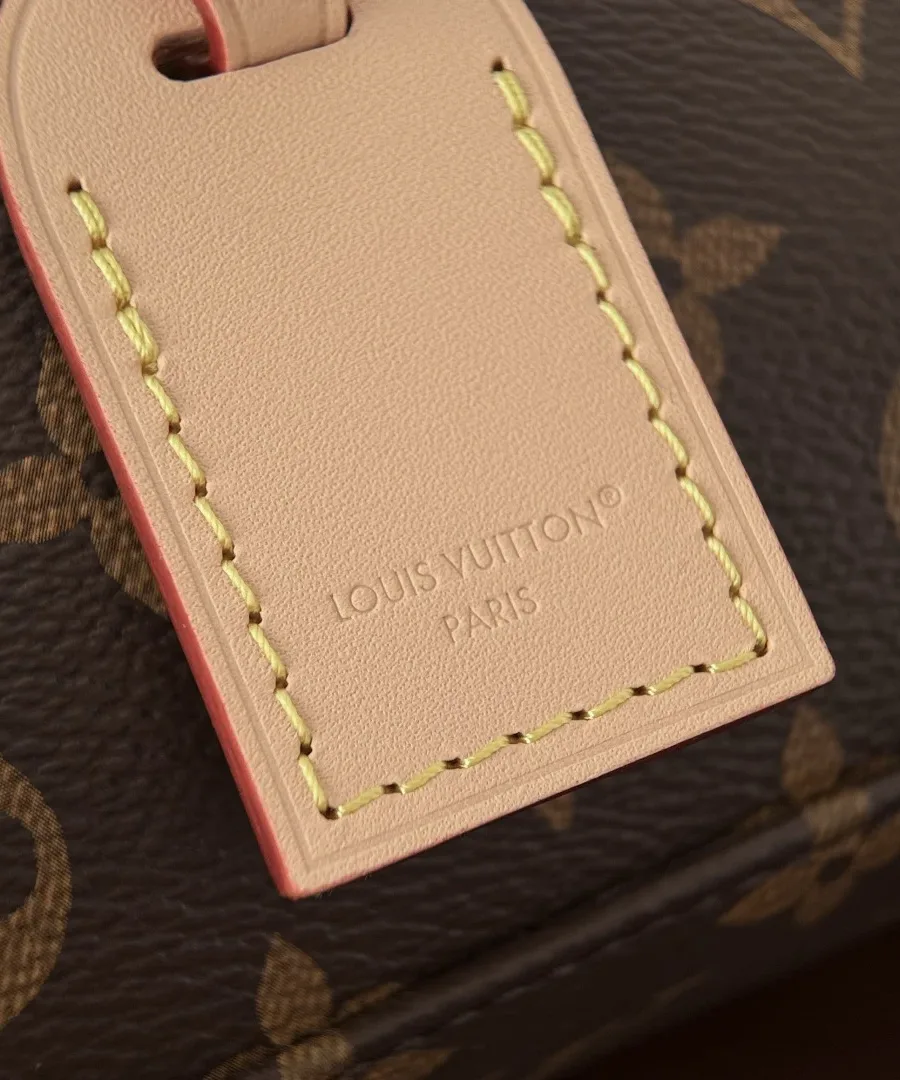 Кожаная багажная бирка с тиснением Louis Vuitton Paris крупным планом