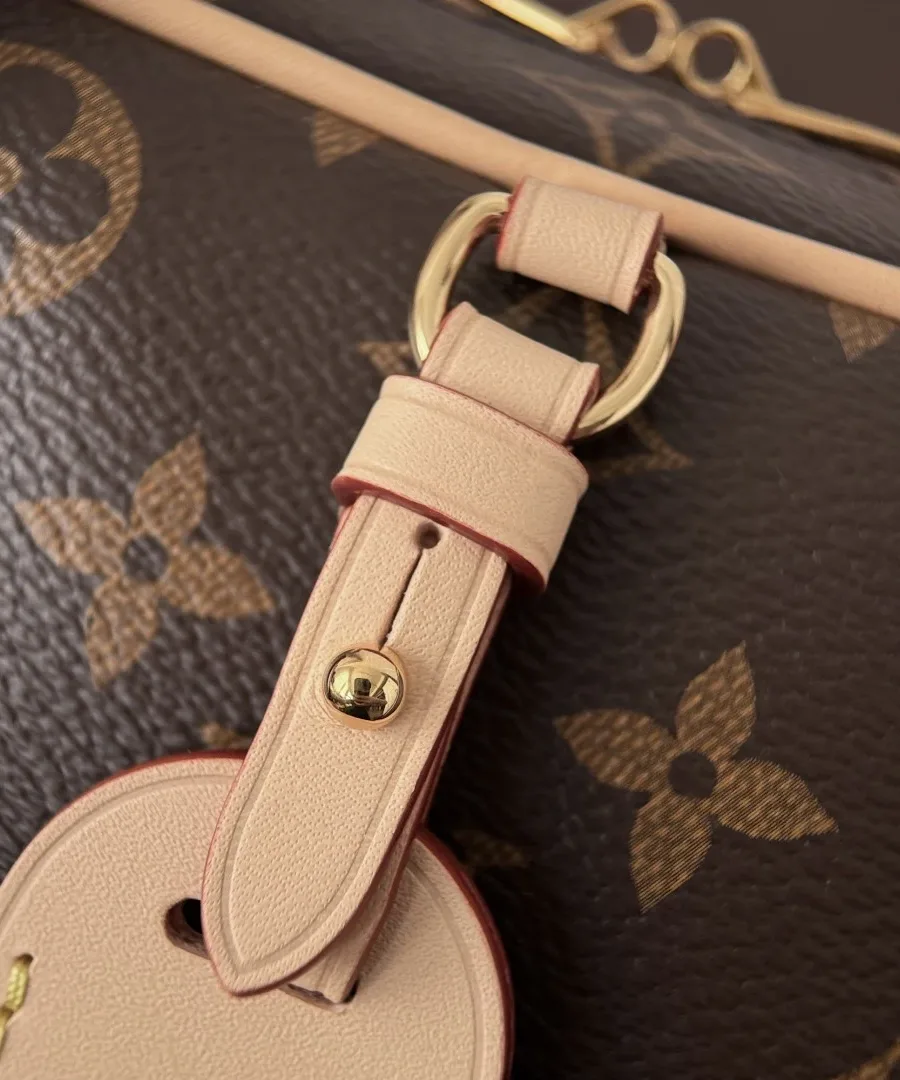 Крепление кожаной багажной бирки к сумке Louis Vuitton Hang On