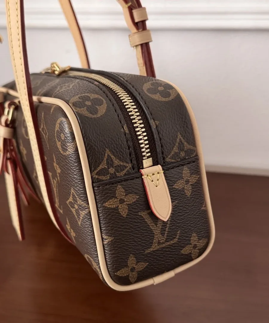 Боковая часть сумки Louis Vuitton Hang On с застежкой-молнией