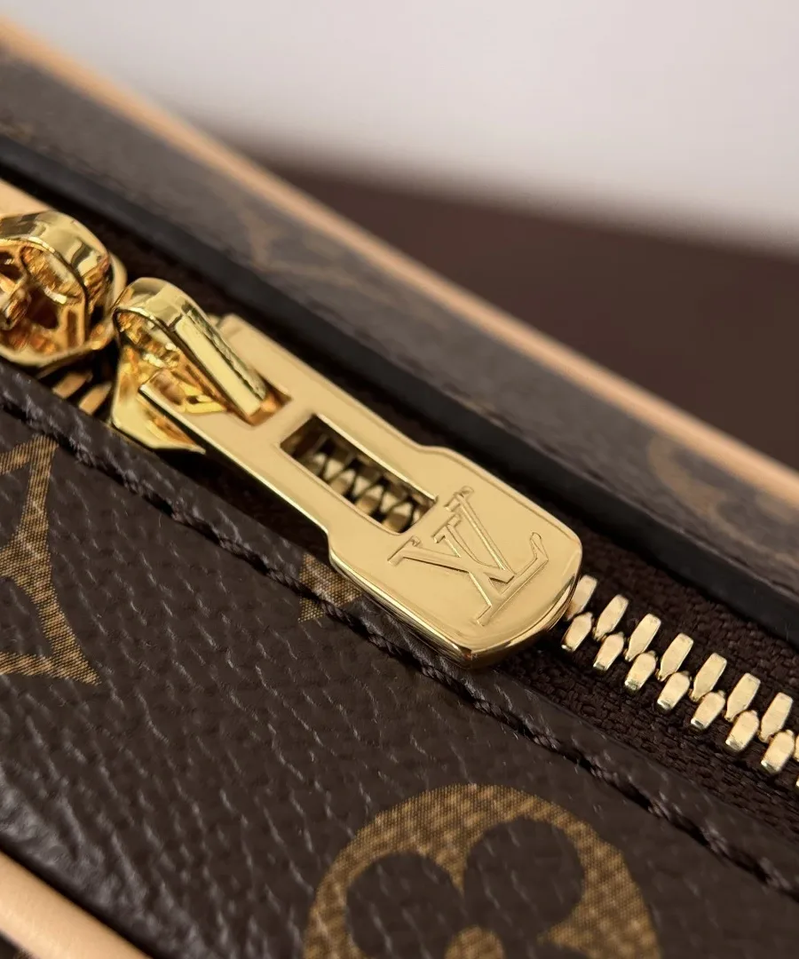 Золотистый пуллер молнии с гравировкой логотипа Louis Vuitton