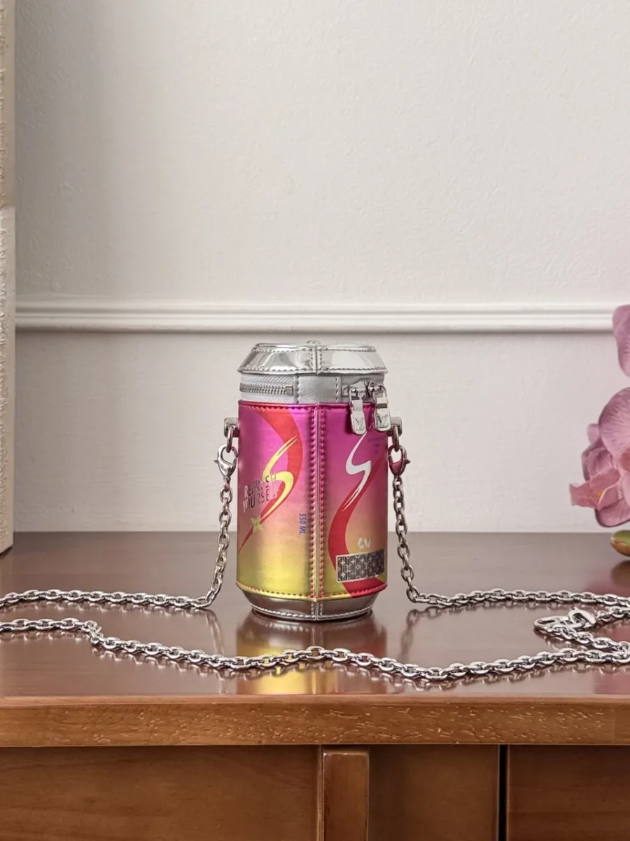 Задняя сторона сумки-банки Louis Vuitton It Can с надписью Refresh Yourself