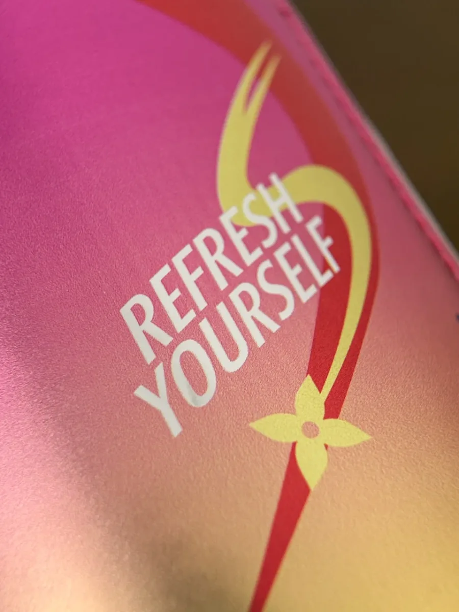 Крупный план принта Refresh Yourself на градиентном фоне