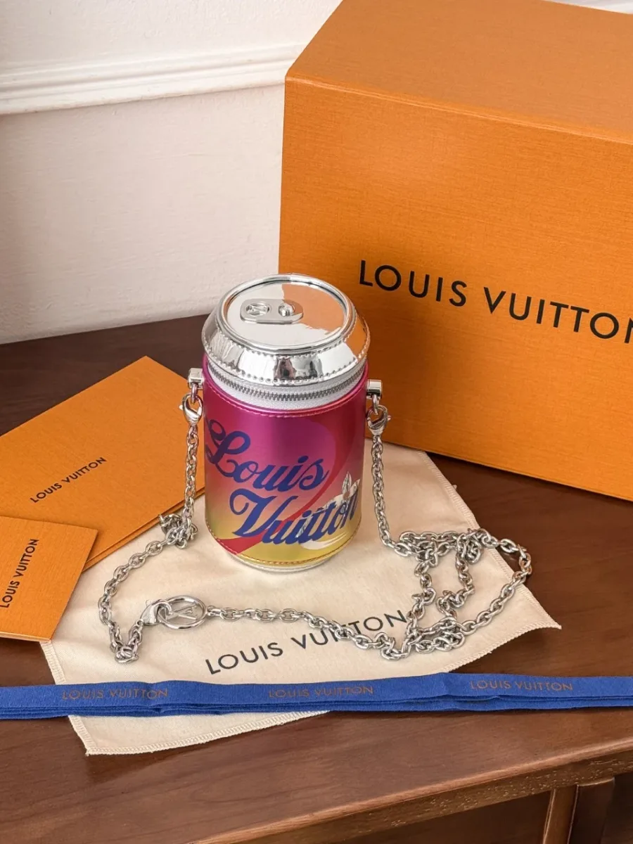 Сумка Louis Vuitton It Can рядом с фирменной коробкой и пыльником