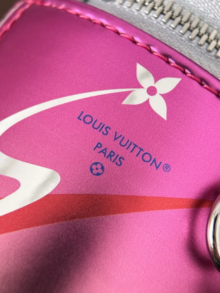 Деталь принта с логотипом Louis Vuitton Paris на розовом фоне