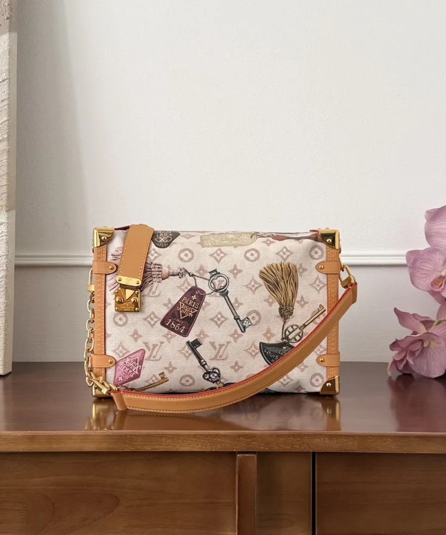 Бежевая сумка Louis Vuitton Side Trunk с разноцветным принтом, вид спереди