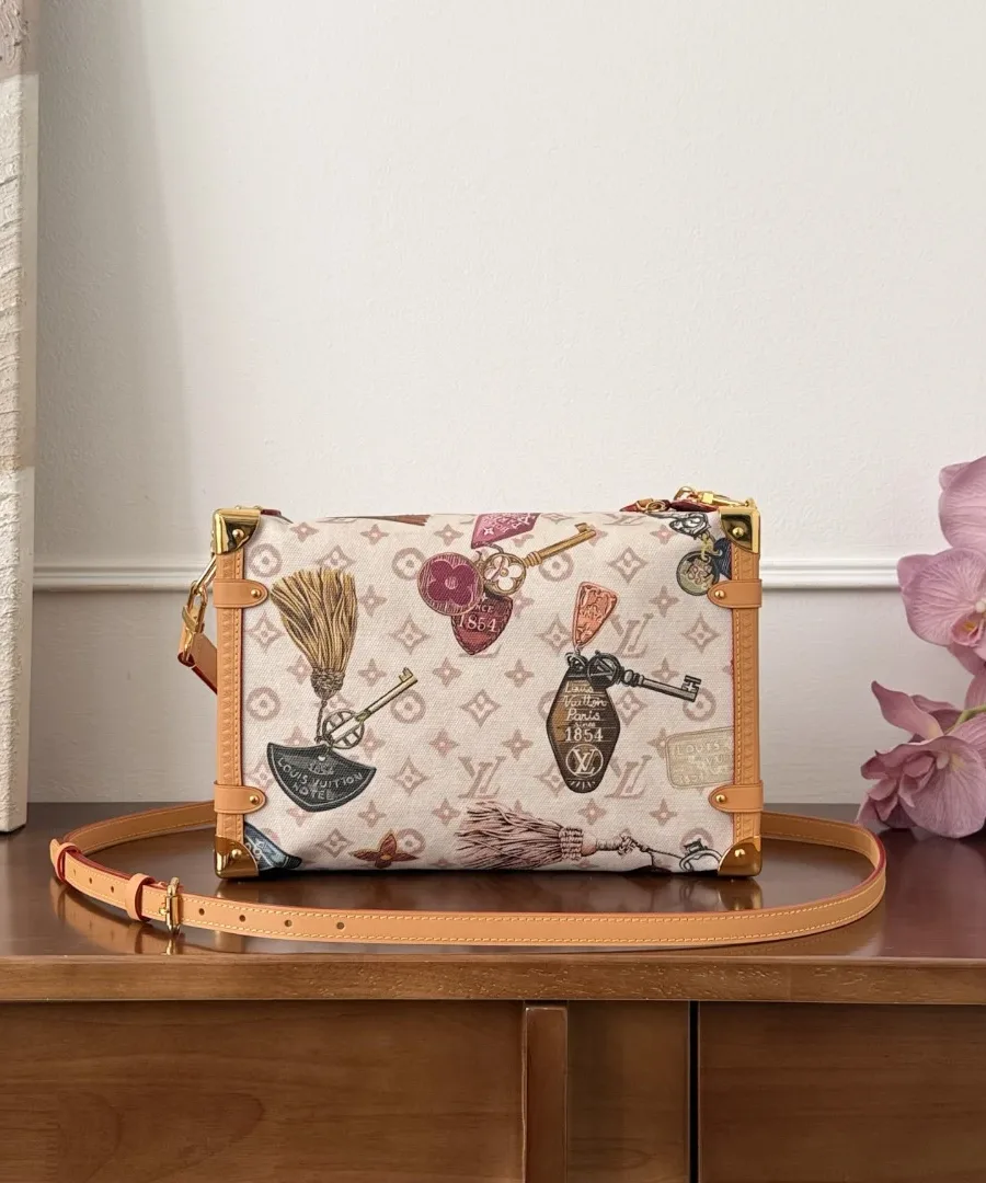 Сумка Louis Vuitton Side Trunk с кожаным плечевым ремнем на деревянном столе