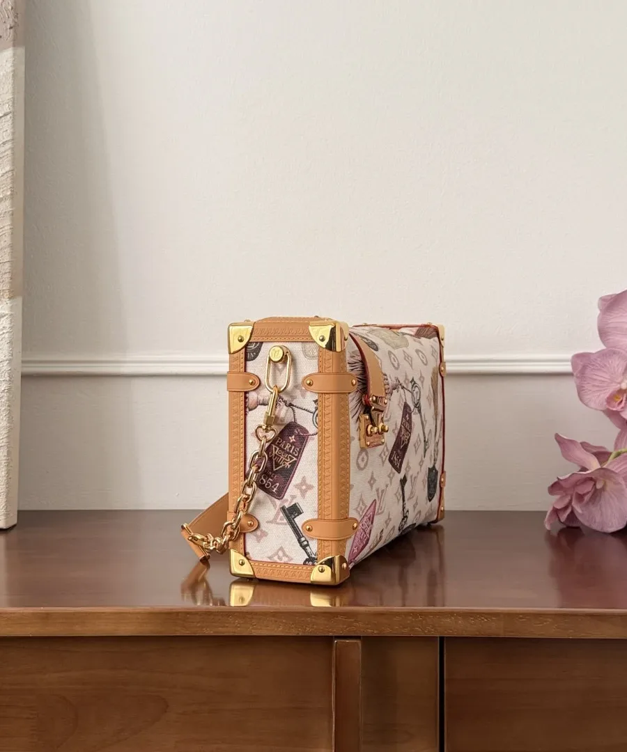 Боковая сторона сумки Louis Vuitton Side Trunk с золотистыми уголками и цепочкой