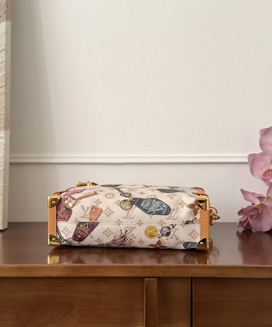 Нижняя часть сумки Louis Vuitton Side Trunk, демонстрирующая форму дна