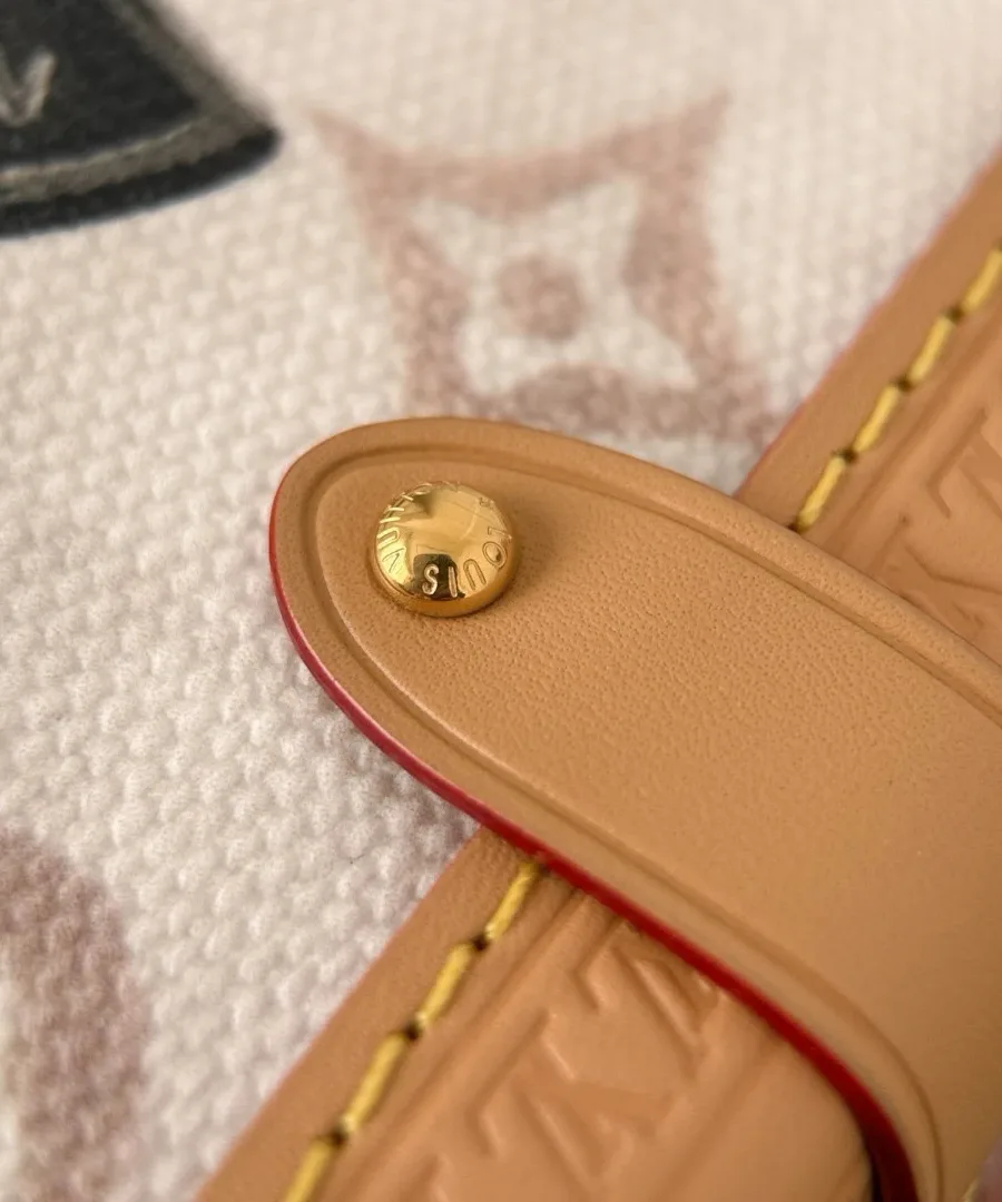 Крупный план кожаной детали с золотистой кнопкой Louis Vuitton