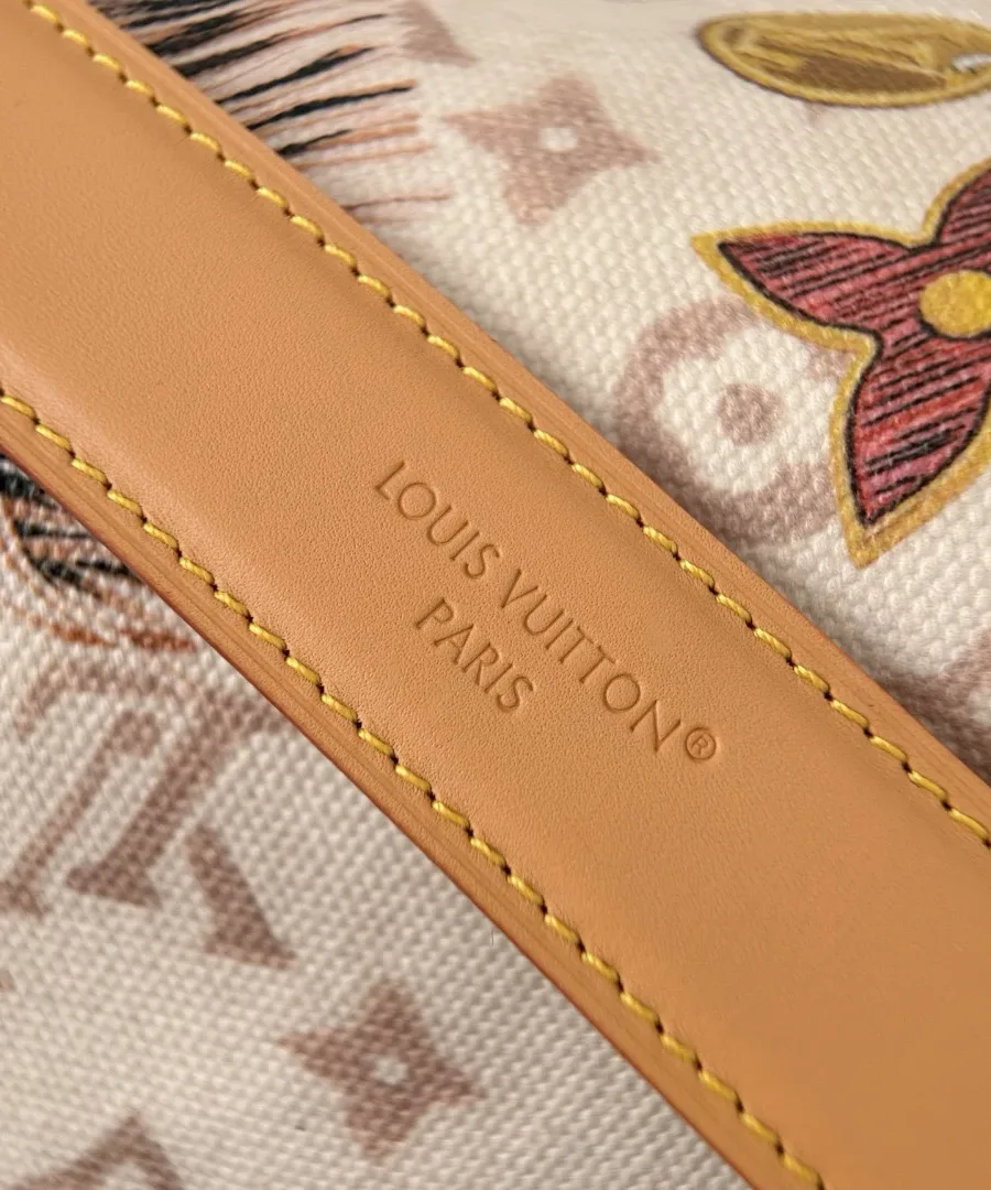 Тиснение с логотипом Louis Vuitton Paris на кожаном плечевом ремне сумки