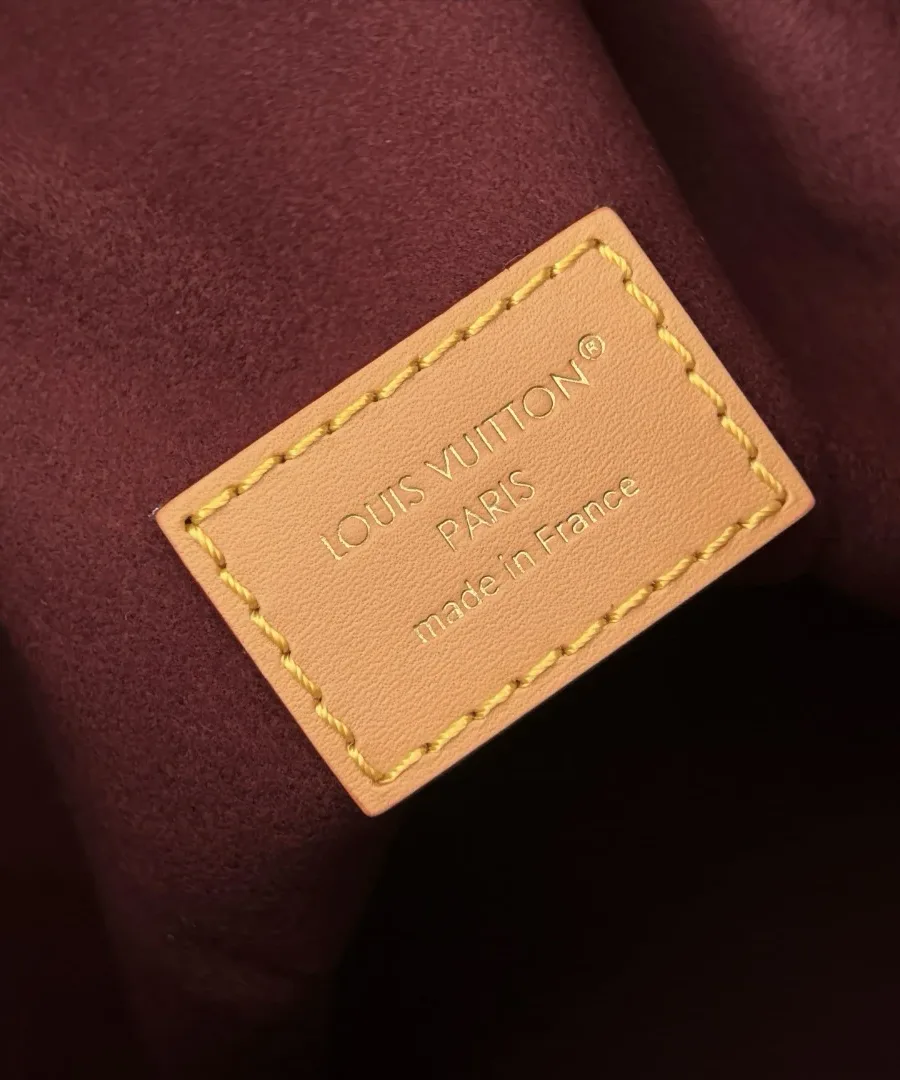 Внутренняя кожаная нашивка Louis Vuitton Paris made in France