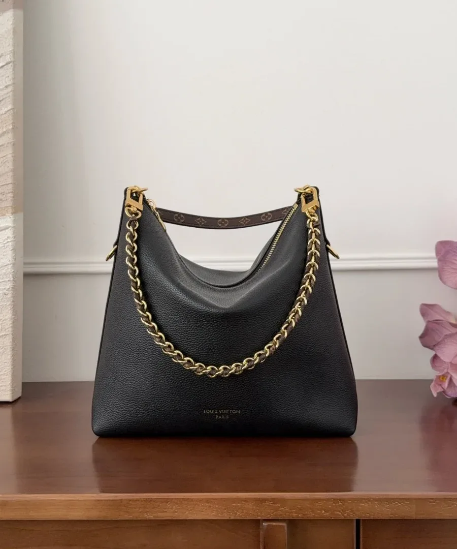 Чёрная кожаная сумка Louis Vuitton Multipass с золотистой цепочкой, вид спереди