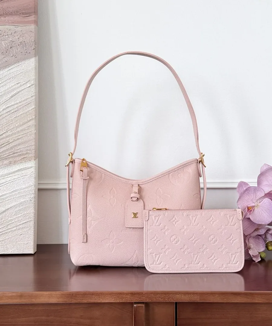 Сумка Louis Vuitton CarryAll PM светло-розового цвета со съемным кошельком, вид спереди