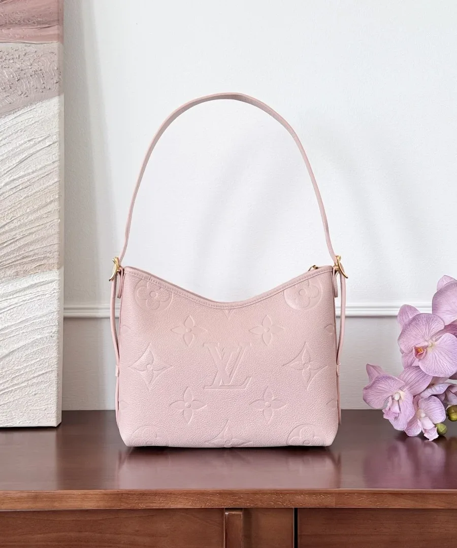 Светло-розовая сумка-хобо из тисненой кожи Monogram Empreinte, вид сзади