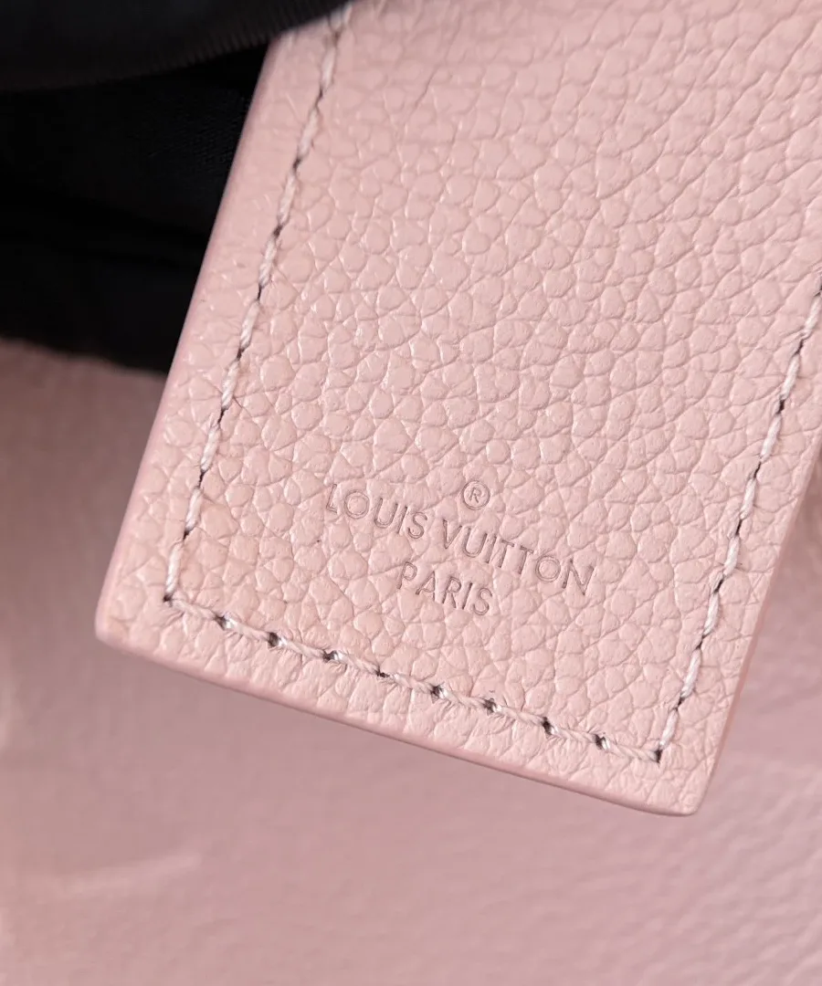 Тисненый логотип Louis Vuitton Paris на кожаной детали