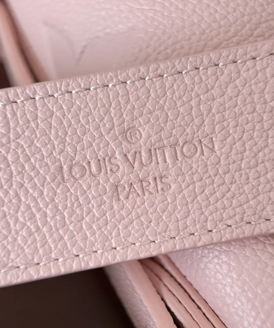 Тиснение Louis Vuitton Paris на регулируемом плечевом ремне