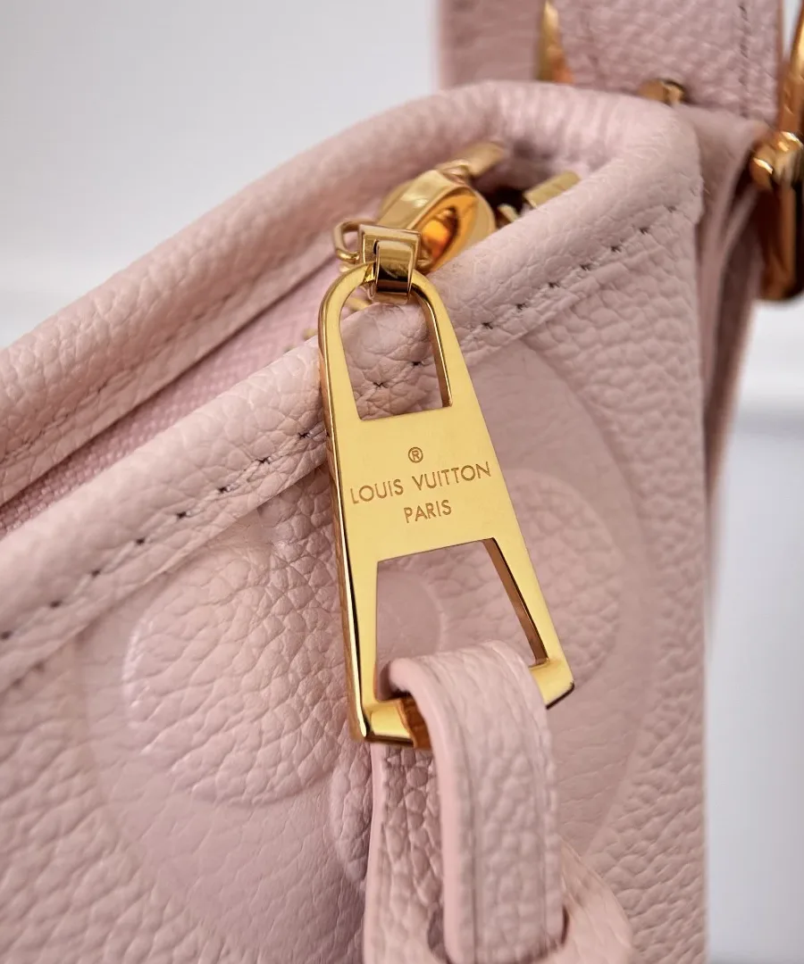 Золотистый замок-молния с гравировкой Louis Vuitton Paris