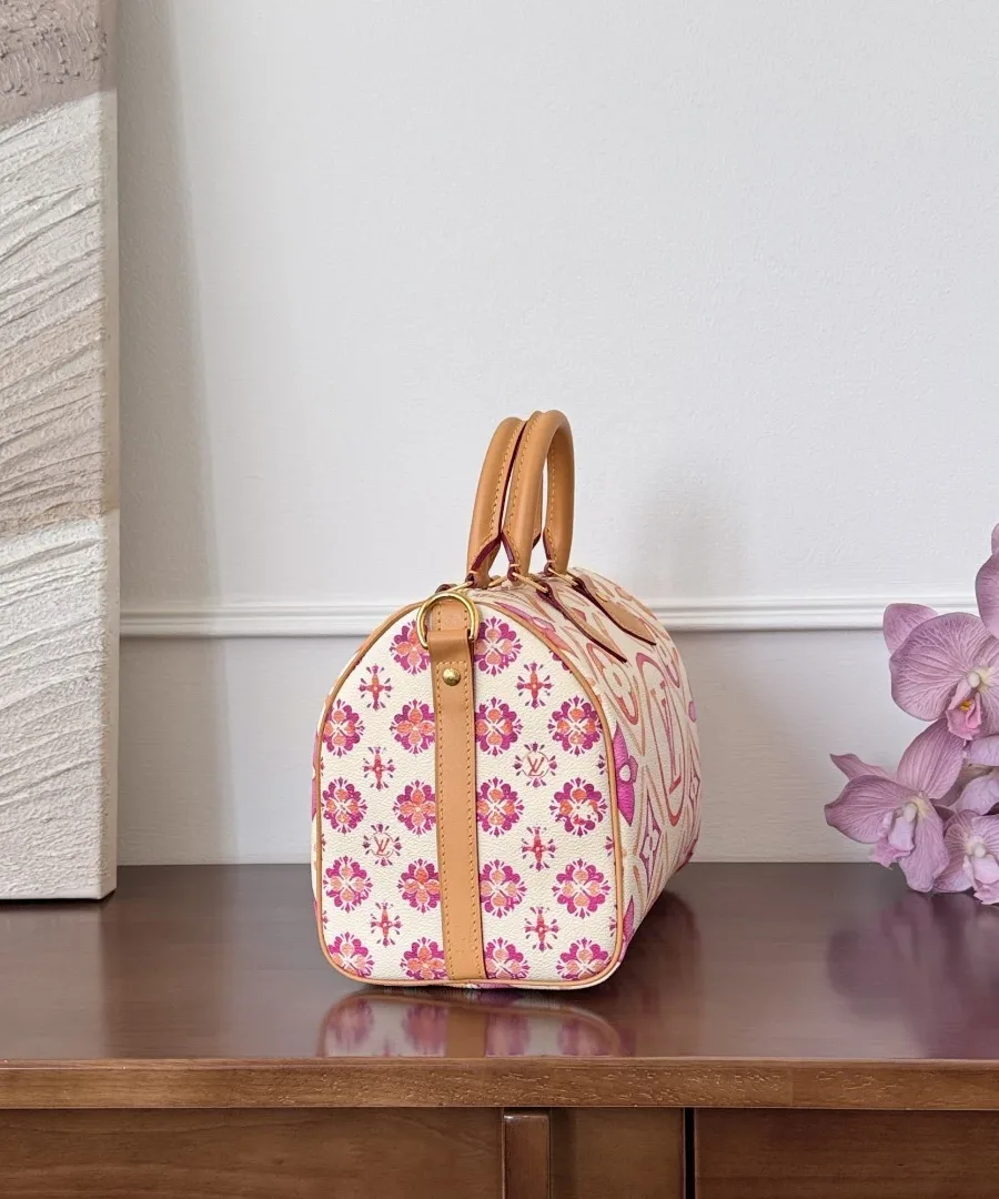 Сумка Speedy 25 с пастельным принтом Monogram, вид сбоку