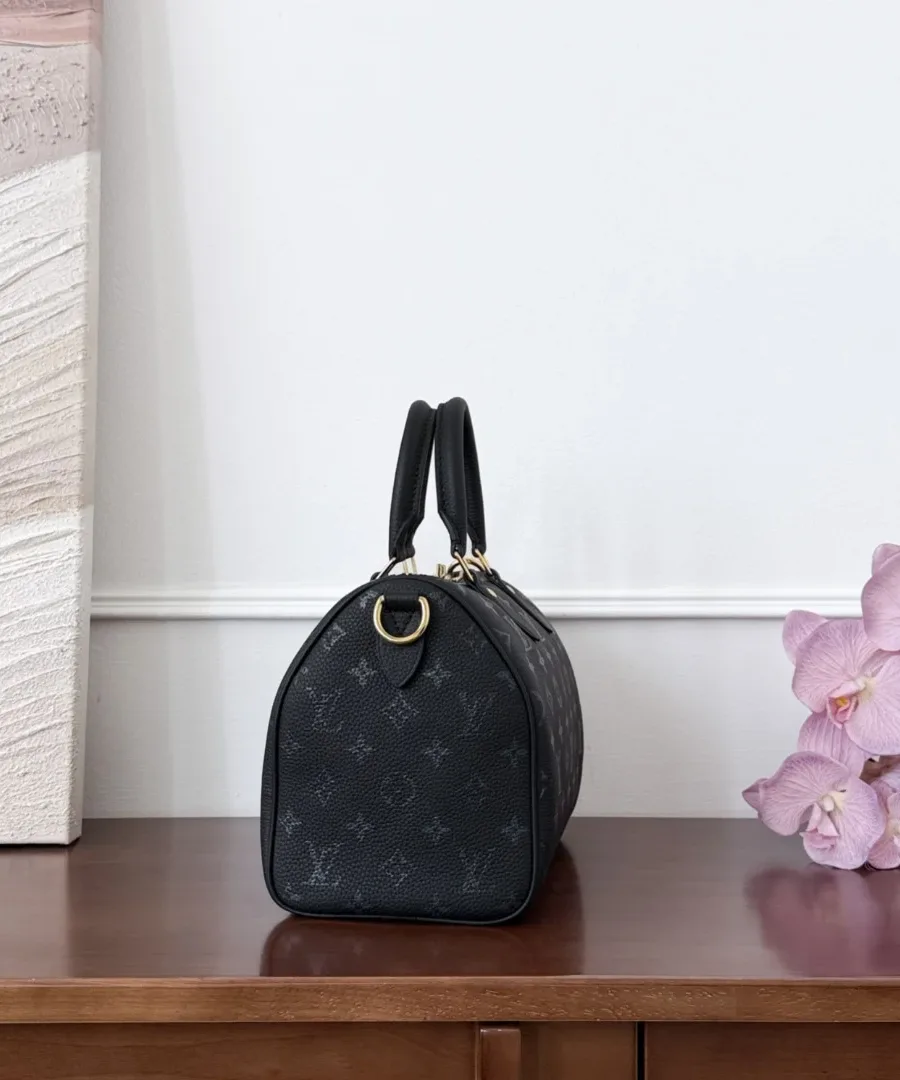 Боковая сторона черной кожаной сумки с тисненым узором Monogram