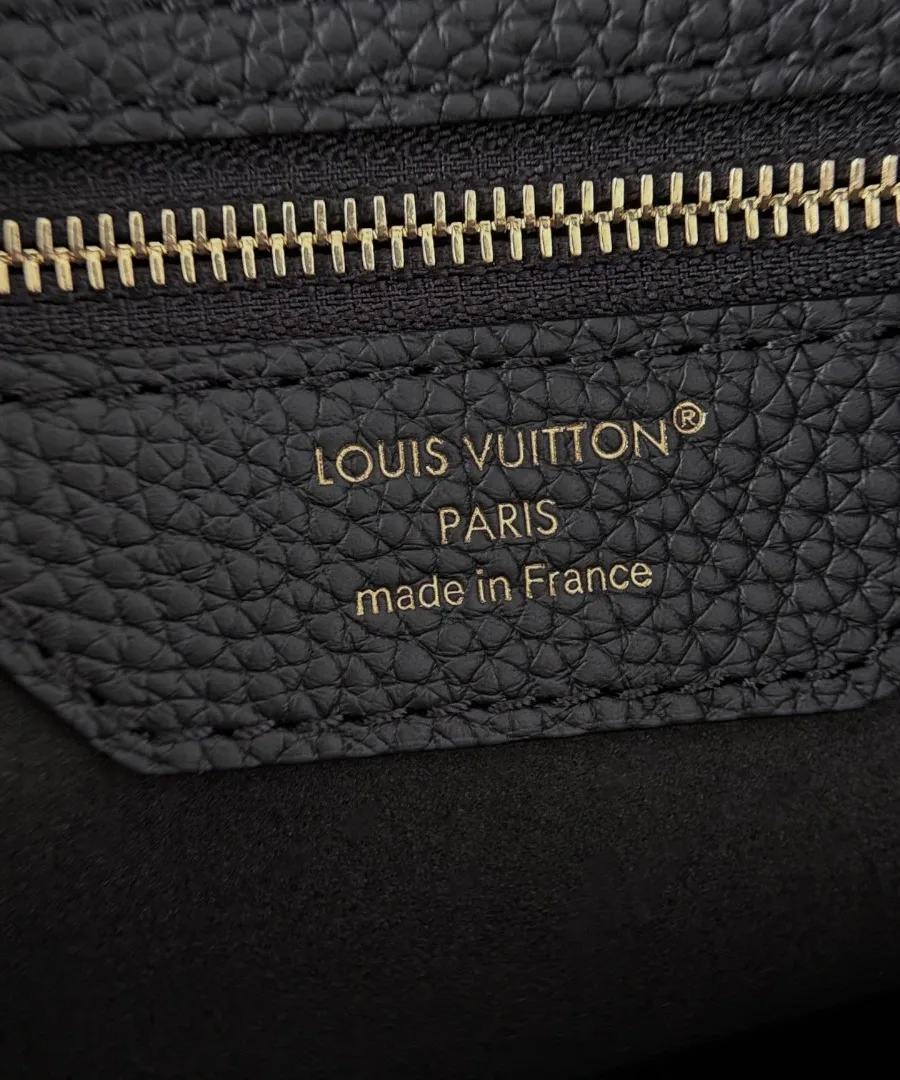 Внутренняя кожаная нашивка с золотистым тиснением Louis Vuitton