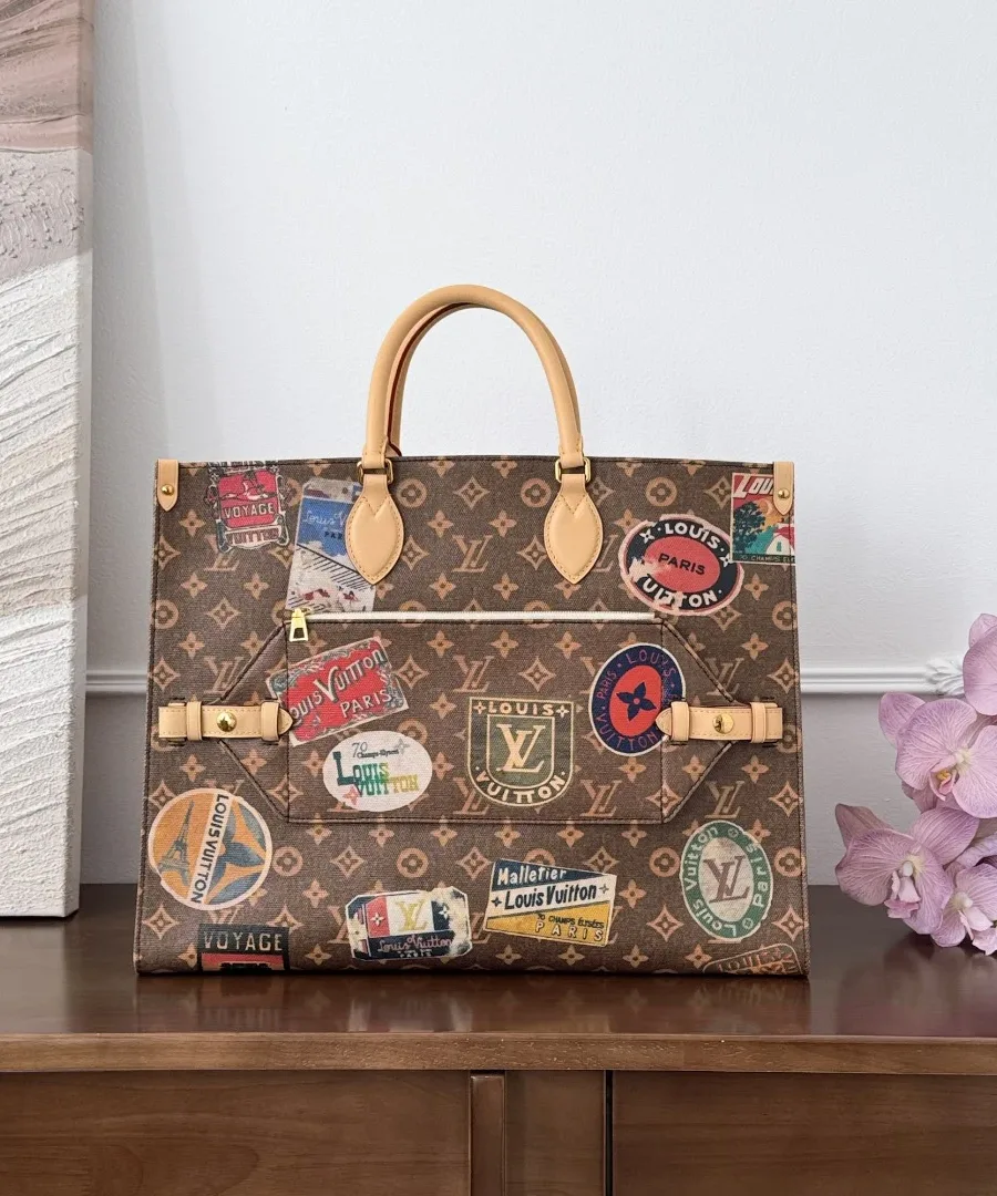 Коричневая сумка-тоут Louis Vuitton Onthego Voyage с нашивками, вид спереди
