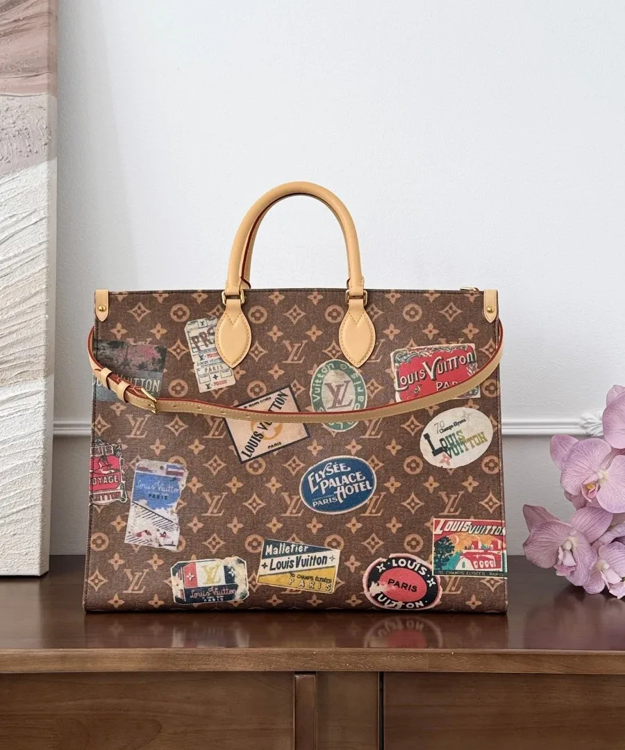 Коричневая сумка-тоут Louis Vuitton Onthego Voyage с нашивками, вид сзади