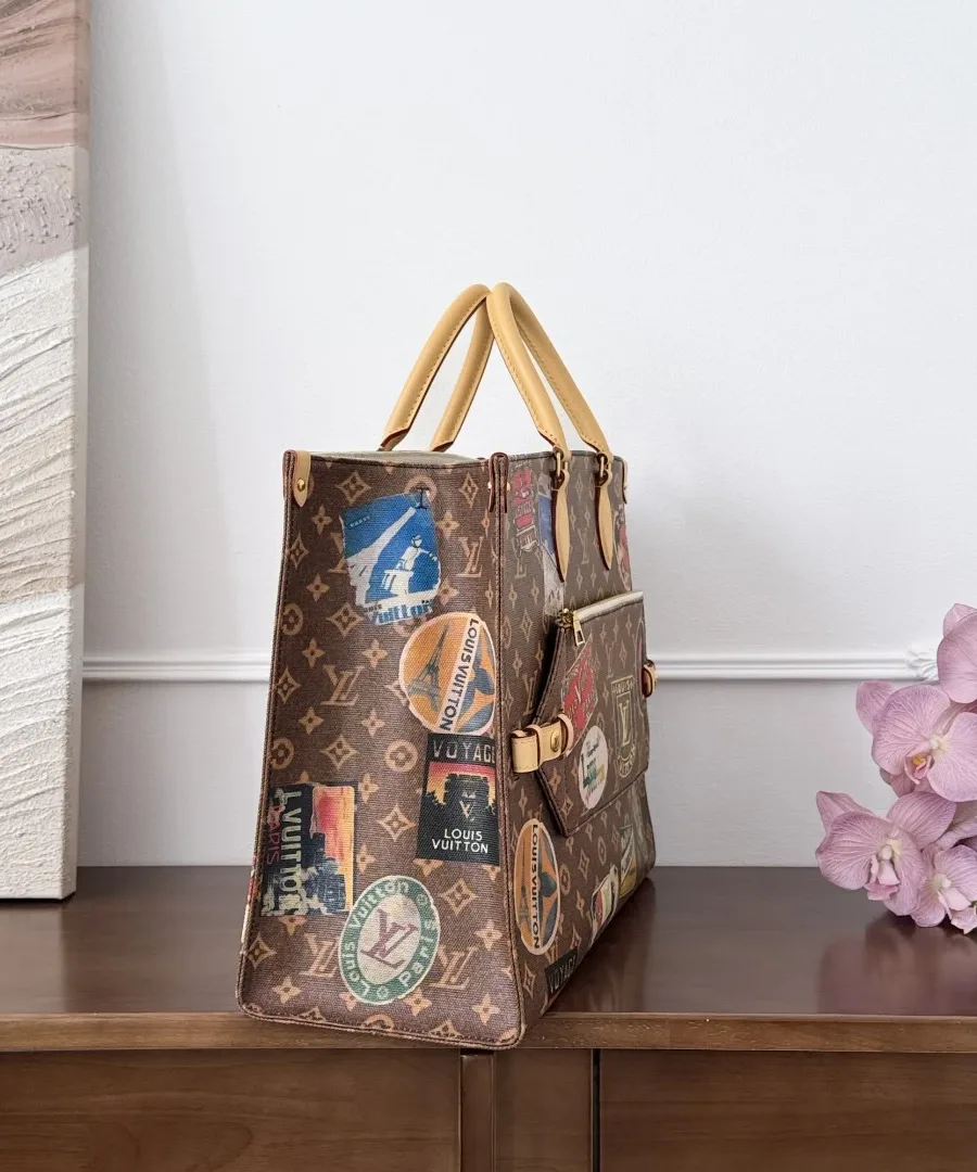 Коричневая сумка-тоут Louis Vuitton Onthego Voyage с нашивками, вид сбоку