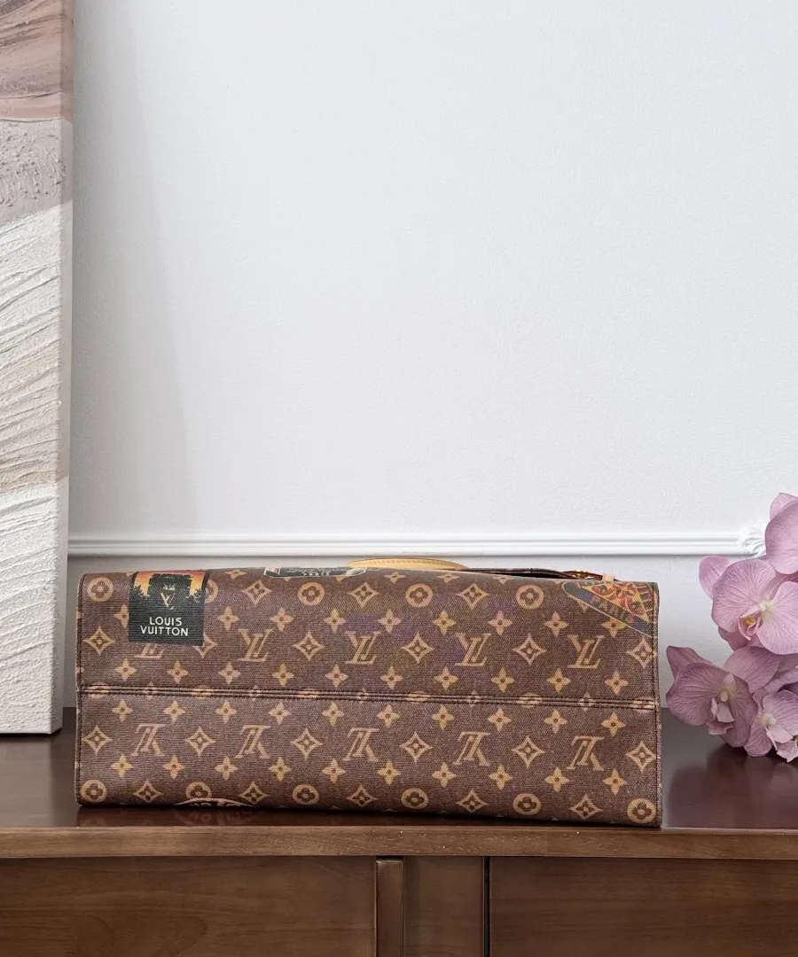 Дно коричневой сумки-тоут Louis Vuitton Onthego Voyage с узором Monogram