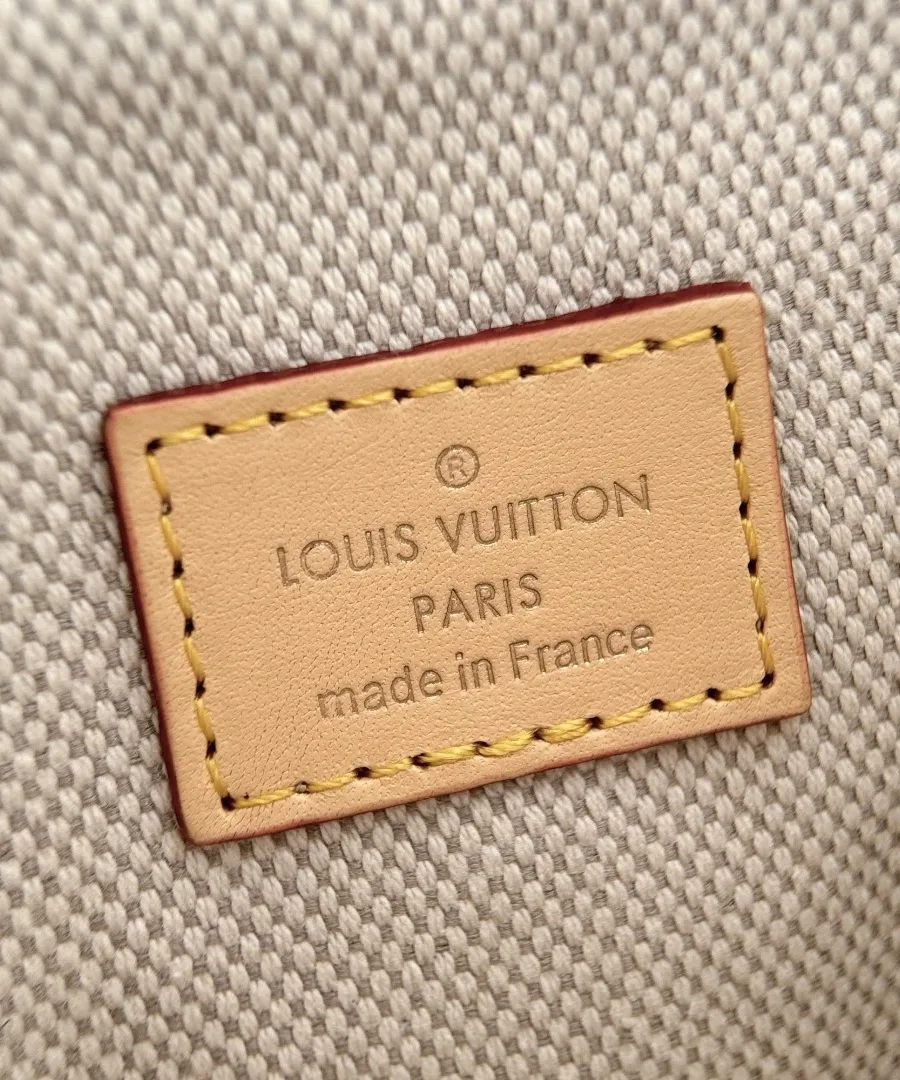 Кожаная нашивка с тиснением Louis Vuitton Paris внутри сумки
