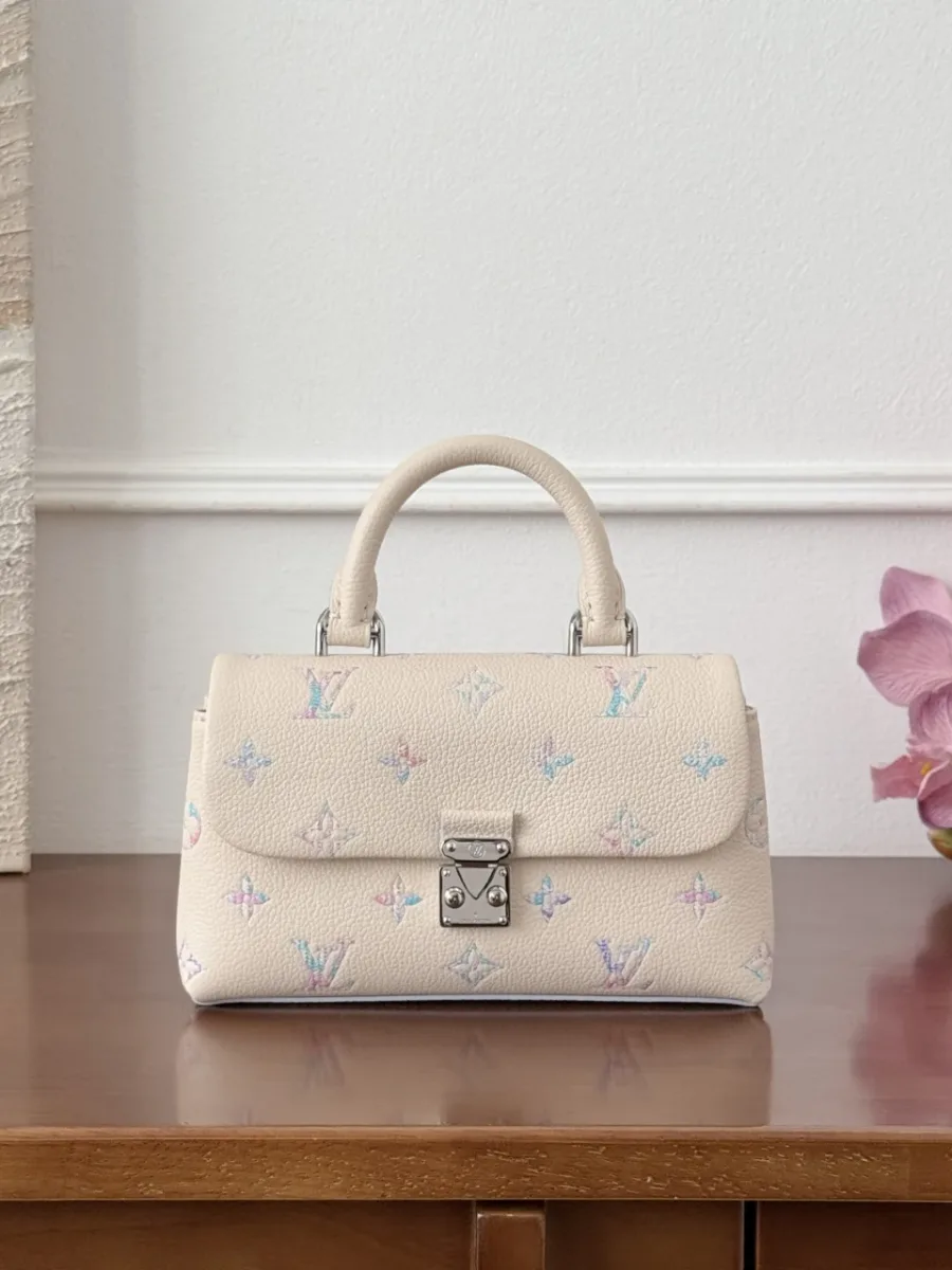 Сумка Louis Vuitton Madeleine Nano бежевого цвета с разноцветным узором Monogram, вид спереди