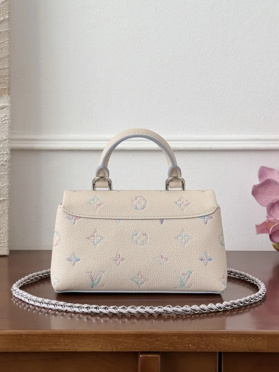 Задняя сторона сумки Louis Vuitton Madeleine Nano с внешним карманом и цепочкой