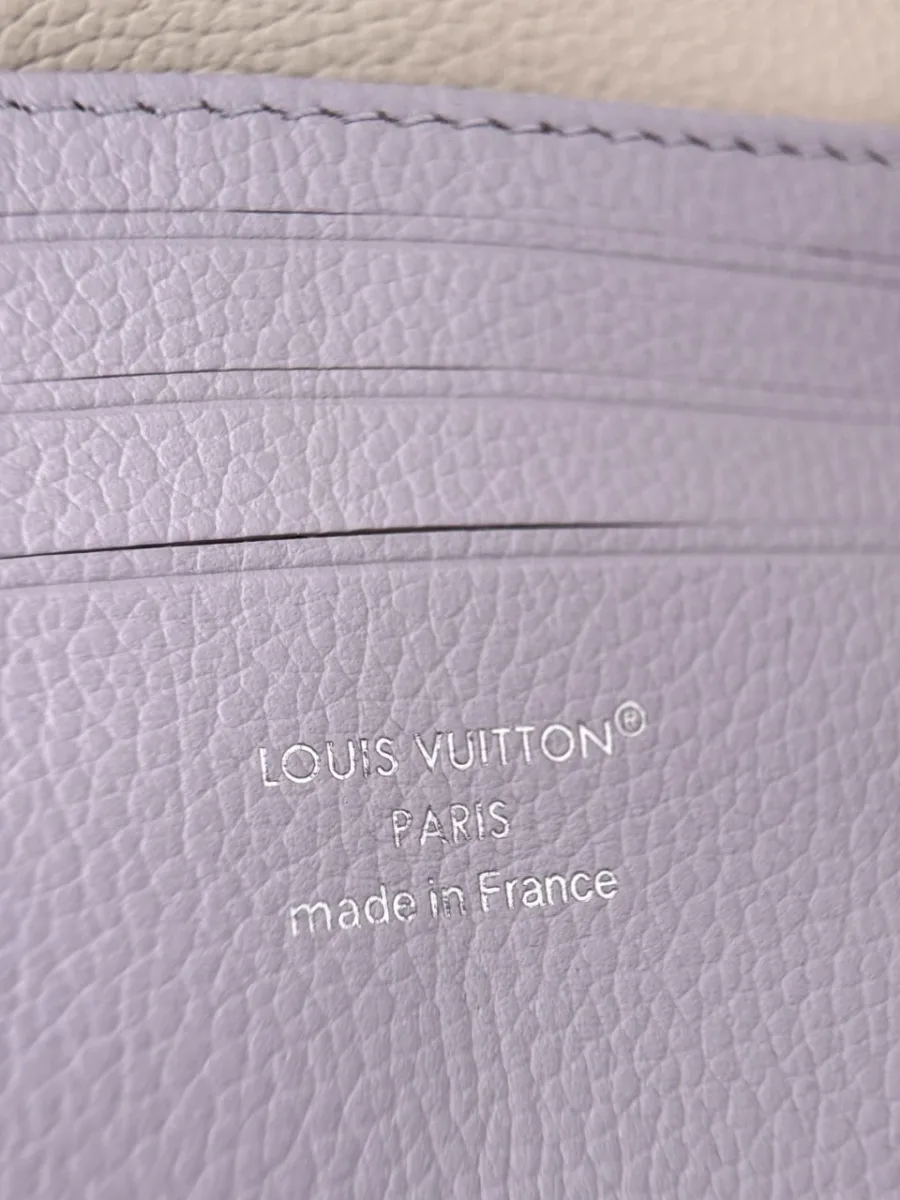 Серебристый тисненый логотип Louis Vuitton Paris на сиреневой кожаной подкладке
