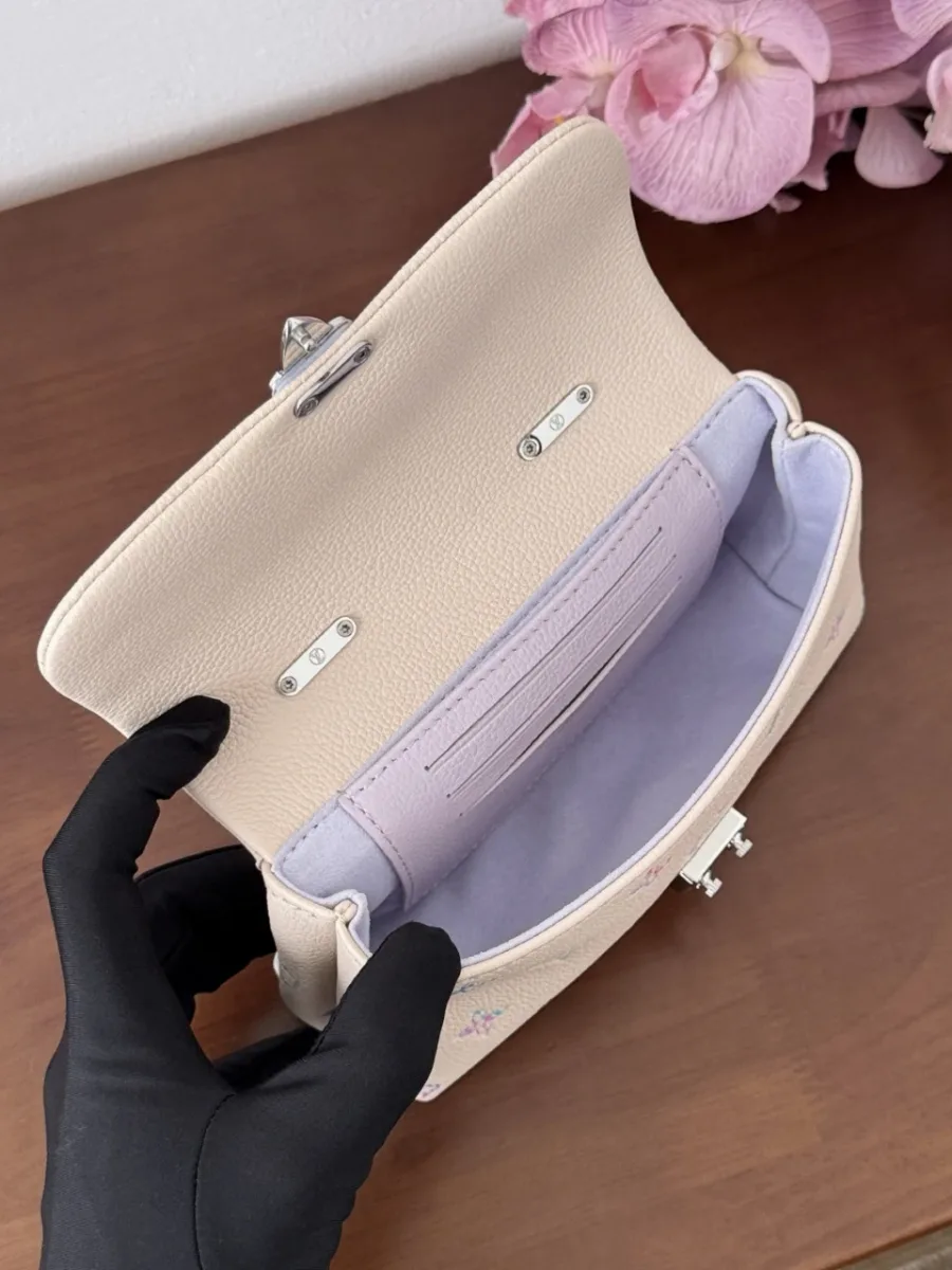 Открытая сумка Louis Vuitton Madeleine Nano, вид на внутреннее отделение и слоты для карт