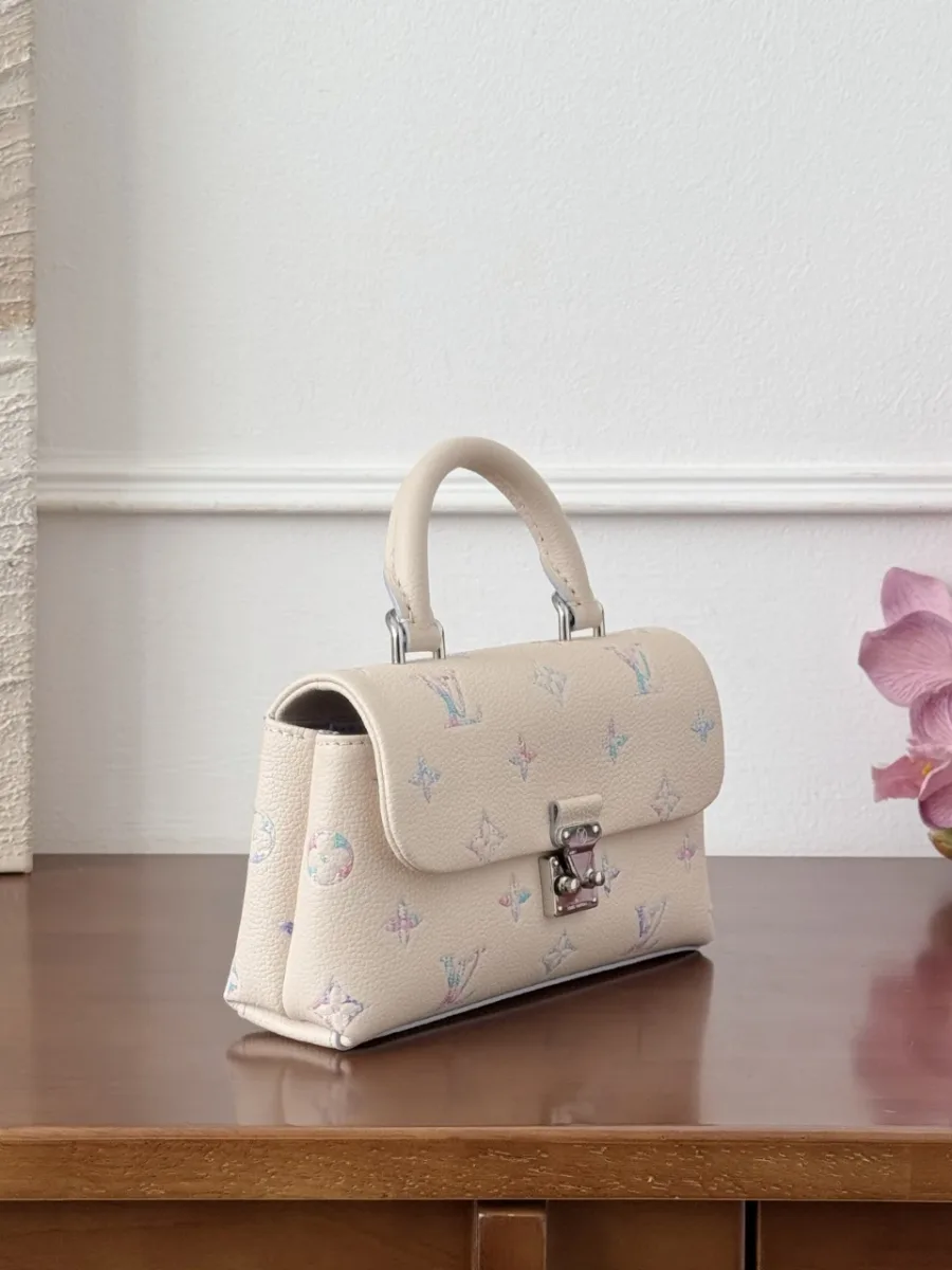 Вид сумки Louis Vuitton Madeleine Nano сбоку, демонстрирующий форму и текстуру кожи