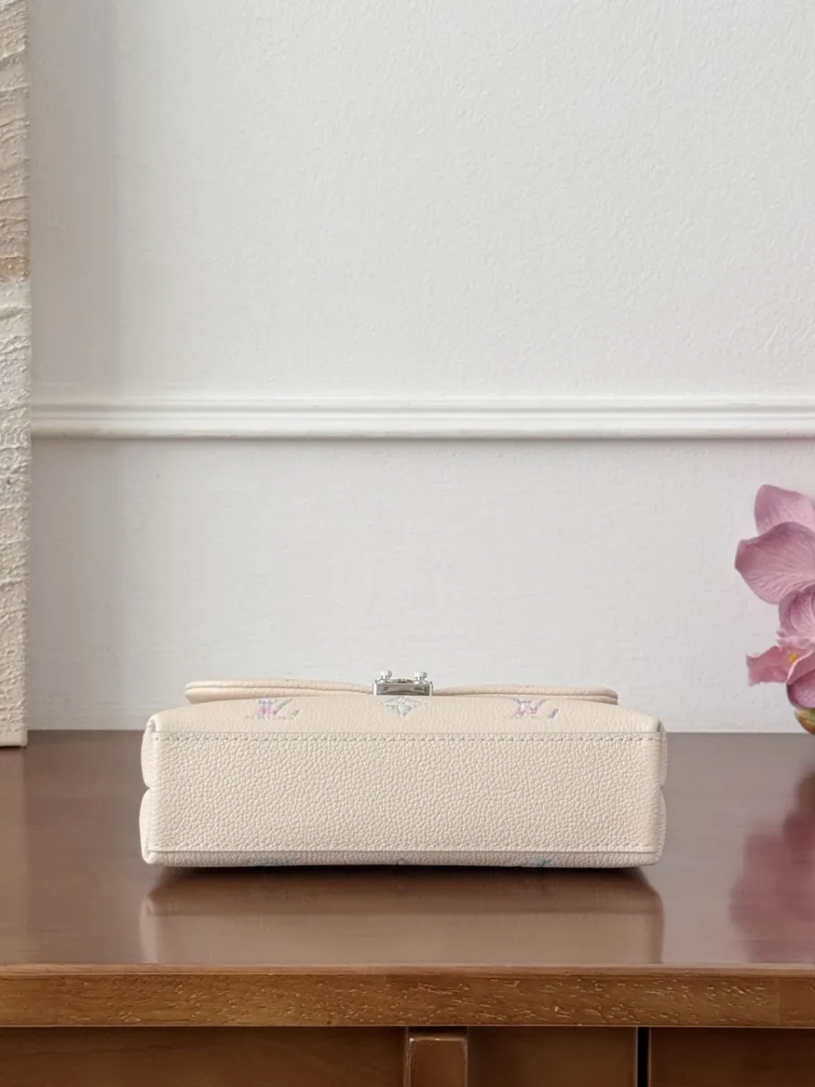 Нижняя панель сумки Louis Vuitton Madeleine Nano из зернистой кожи