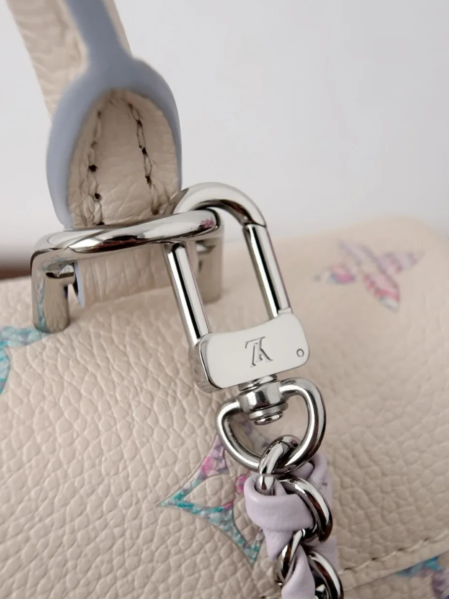 Крепление ручки и карабин плечевой цепочки сумки Louis Vuitton Madeleine Nano