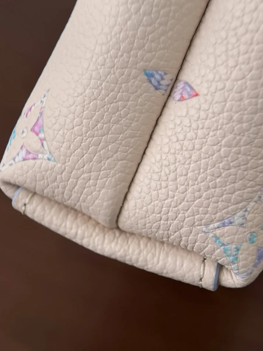 Боковой шов и сгиб сумки Louis Vuitton Madeleine Nano