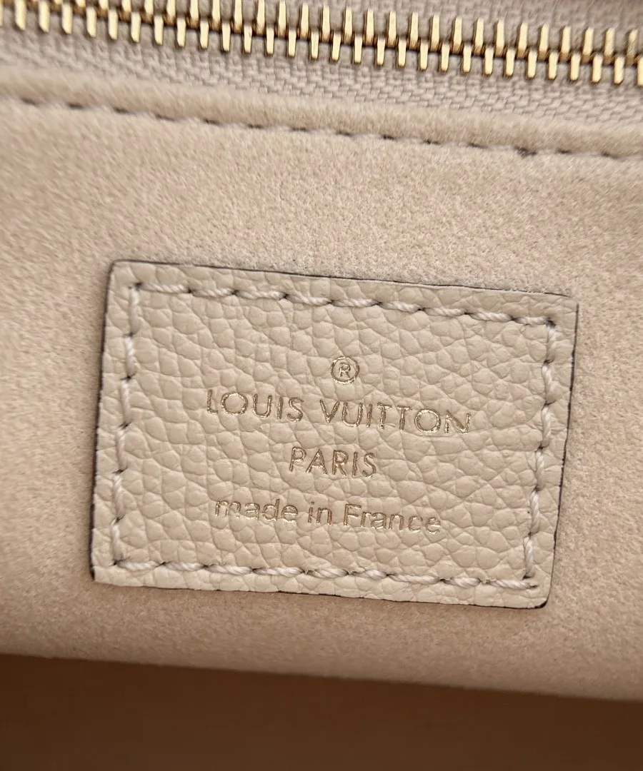 Кожаная нашивка с тиснением Louis Vuitton Paris внутри сумки